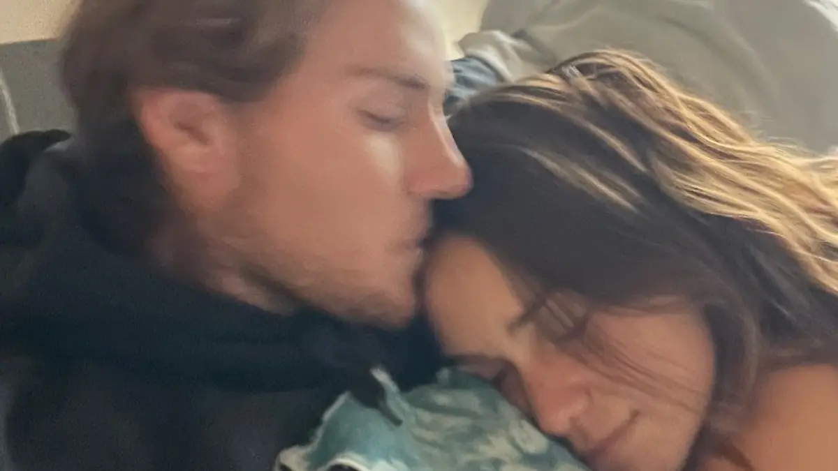 Eine Frau und ein Mann halten sich in den Armen. 