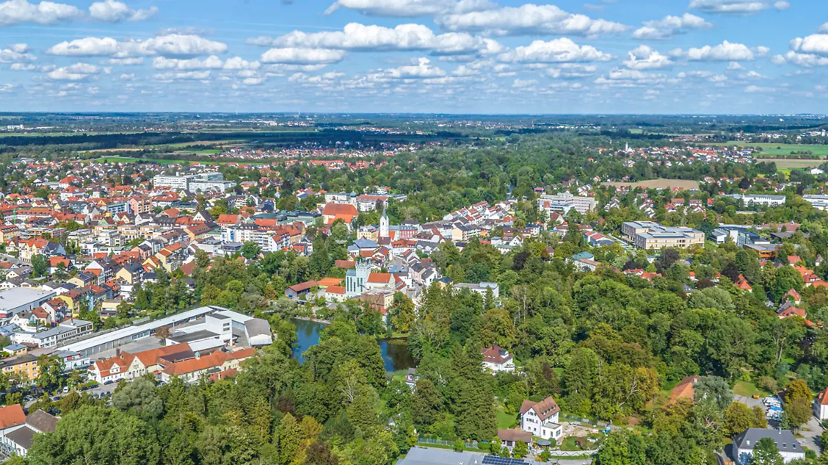 Ausblick auf die Region Fürstenfeldbruck rund um die Amperauen im Stadtgebiet Fürstenfeldbruck in Oberbayern im Luftbild