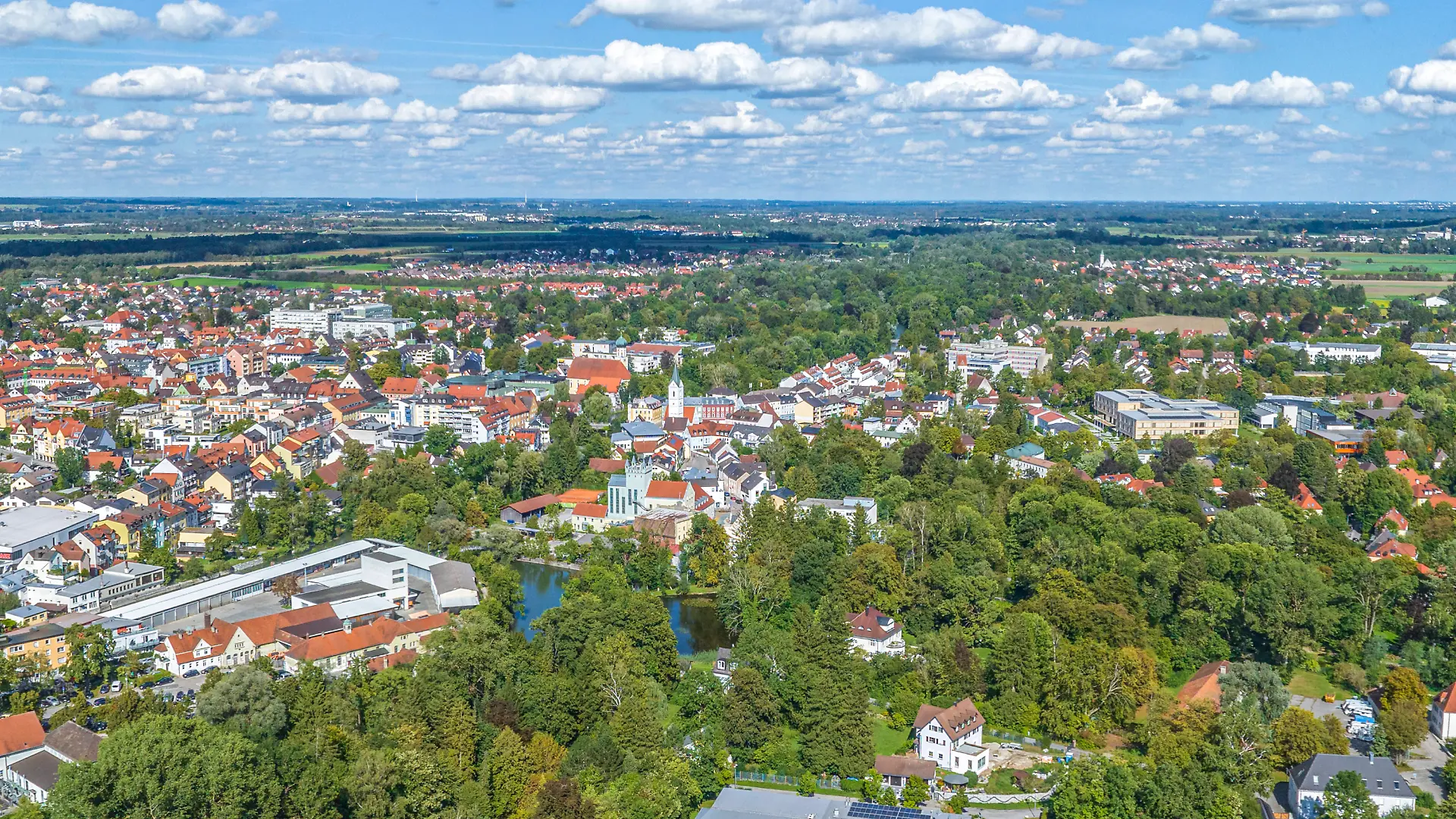 Ausblick auf die Region Fürstenfeldbruck rund um die Amperauen im Stadtgebiet Fürstenfeldbruck in Oberbayern im Luftbild