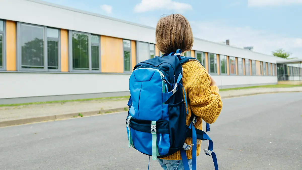 Fünftklässlerin mit Schulranzen