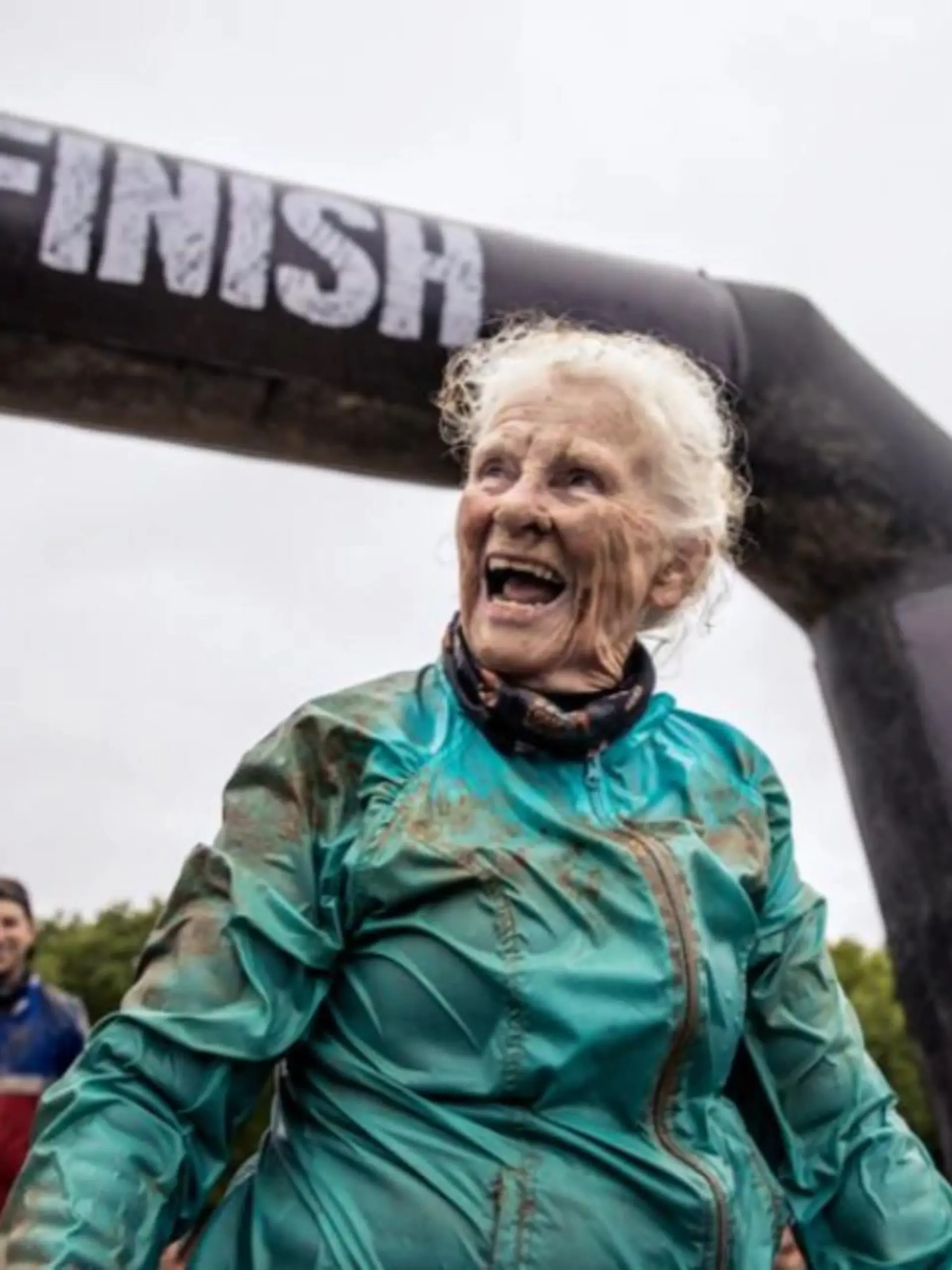 Die 83-jährige Mildred Wilson aus Missouri lässt nicht nur ihre Altersgenossen vor Neid erblassen, denn die Seniorin ist trotz ihres fortgeschrittenen Alters fit wie ein Turnschuh. Erst vor wenigen Tagen nahm die US-Amerikanerin an ihrem dritten Tough-Mudder-Hindernislauf teil, bei dem man unter anderem über Hürden springen und durch Matsch kriechen muss, um zum Ziel zu gelangen.