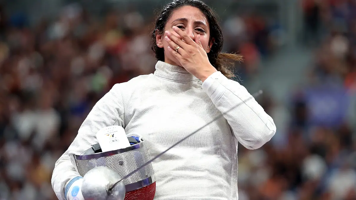 Nada Hafez (Ägypten) bricht nach ihrem Sieg zum Auftakt des Olympischen Wettbewerbs gegen Elizabeth Tartakovsky (USA) im Säbel-Einzelwettbewerb der Frauen in Tränen aus. - Olympischen Spiele Paris 2024 im Grand Palais am 29. Juli 2024 in Paris, Frankreich.
