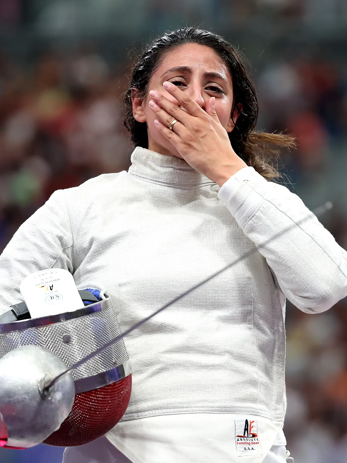Nada Hafez (Ägypten) bricht nach ihrem Sieg zum Auftakt des Olympischen Wettbewerbs gegen Elizabeth Tartakovsky (USA) im Säbel-Einzelwettbewerb der Frauen in Tränen aus. - Olympischen Spiele Paris 2024 im Grand Palais am 29. Juli 2024 in Paris, Frankreich. 