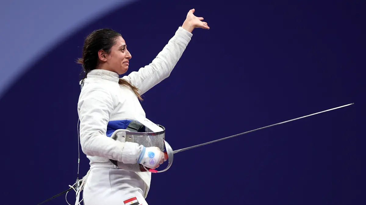 Die Säbefechterin Nada Hafez (Ägypten) applaudiert den Fans nach ihrem Sieg gegen Elizabeth Tartakovsky (USA / nicht im Bild) im Fecht-Einzelwettbewerb der Frauen am dritten Tag der Olympischen Spiele Paris 2024