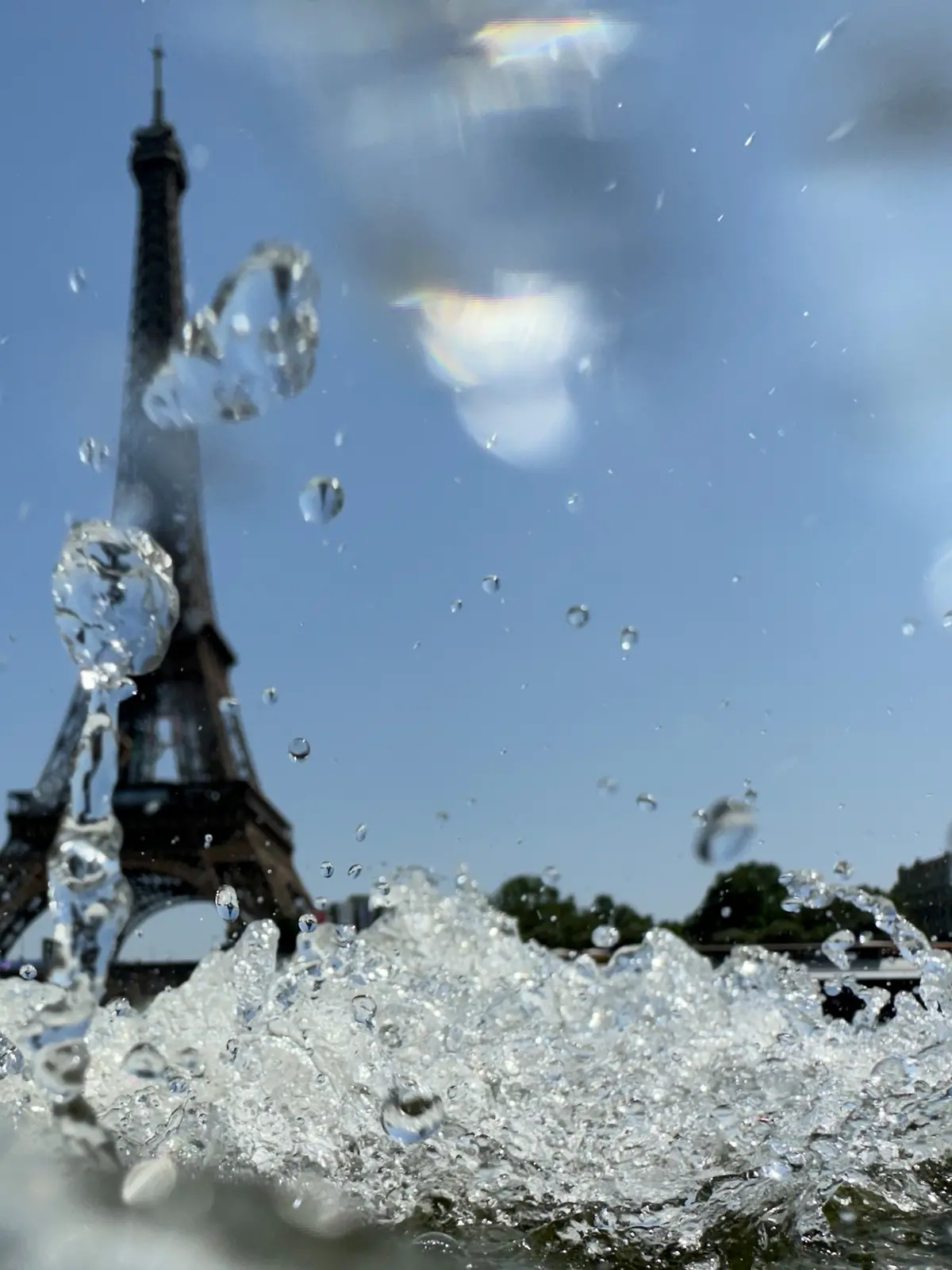 Der Eiffelturm ist hinter der Seine zu sehen. Der Triathlon der Männer bei den Olympischen Spielen in Paris ist wegen zu schmutzigen Wassers in der Seine verschoben worden.
