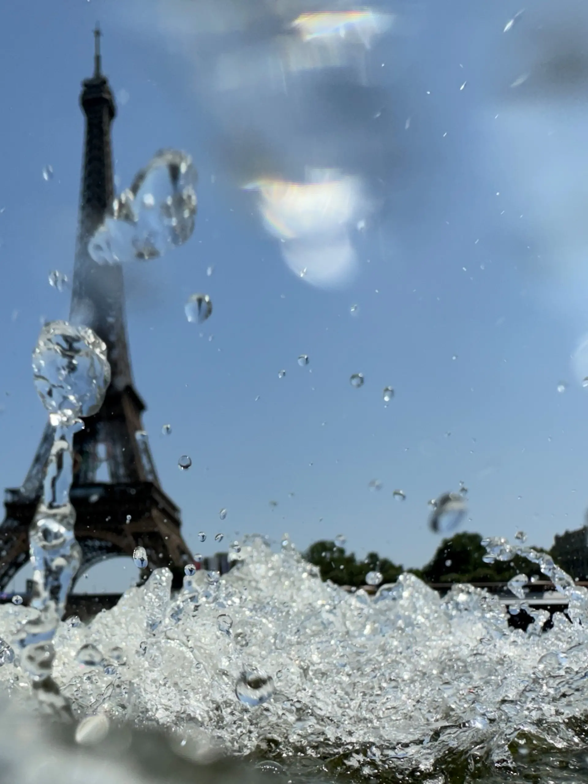 Der Eiffelturm ist hinter der Seine zu sehen. Der Triathlon der Männer bei den Olympischen Spielen in Paris ist wegen zu schmutzigen Wassers in der Seine verschoben worden.