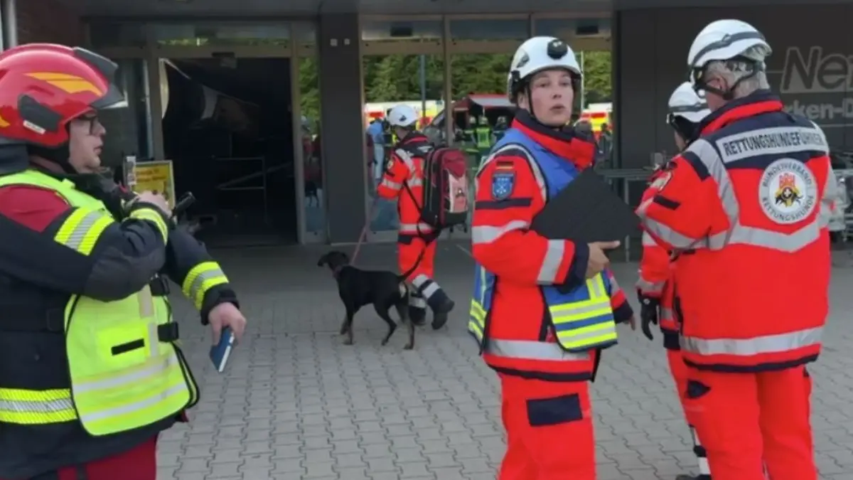 Mit Spürhunden suchen die Einsatzkräfte nach Menschen im Markt. 