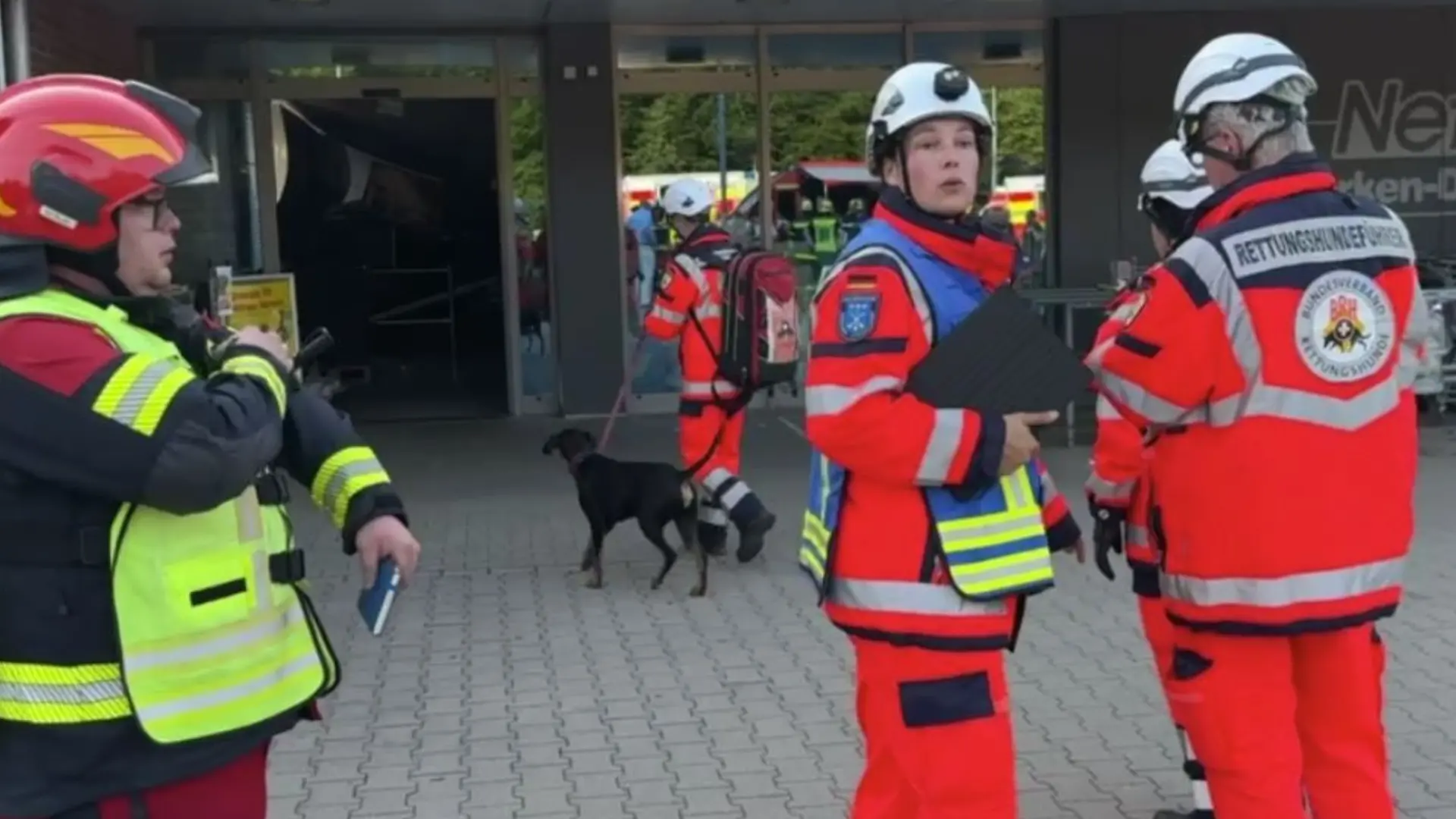 Mit Spürhunden suchen die Einsatzkräfte nach Menschen im Markt.