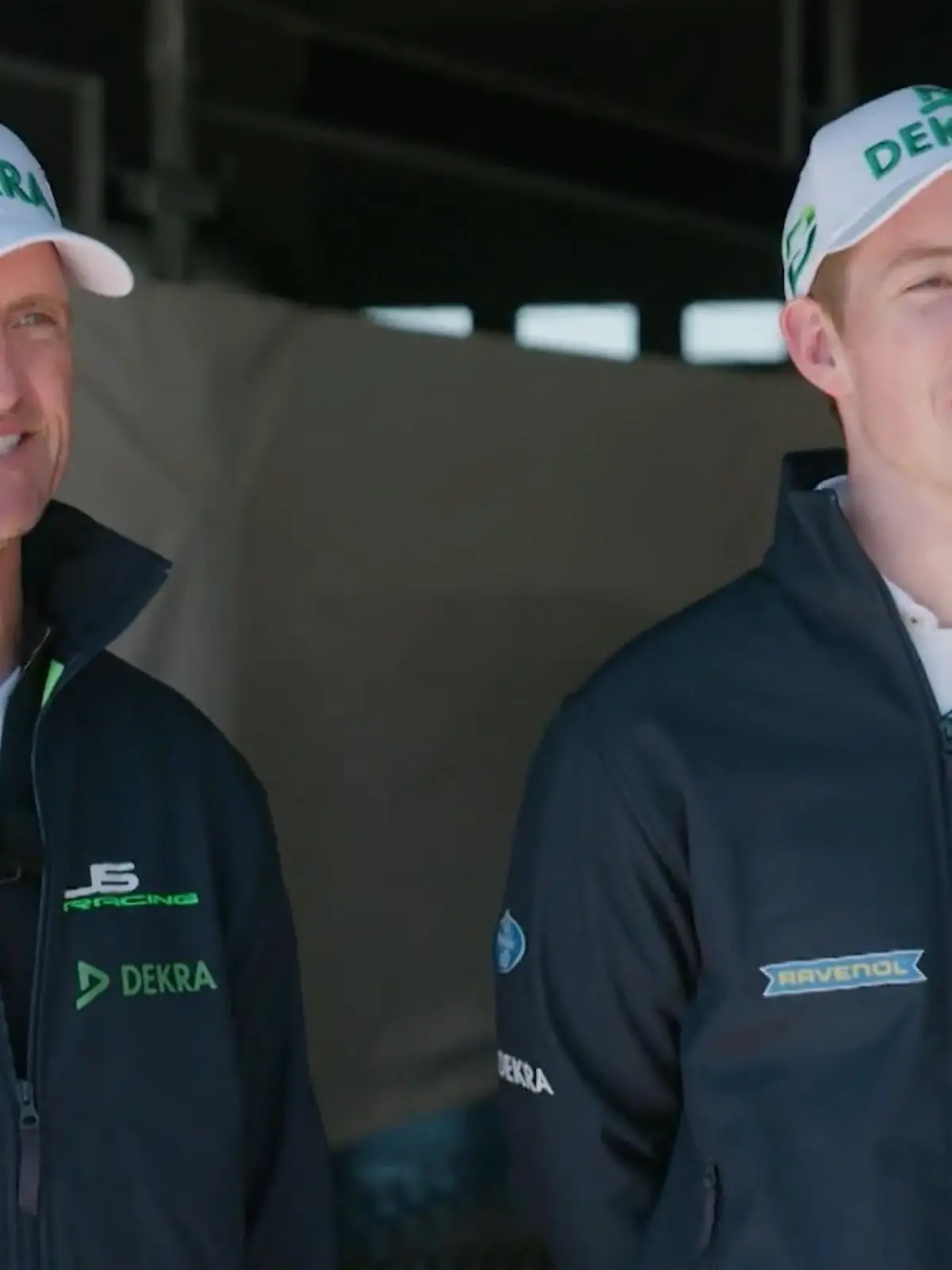 Ralf Schumacher steht mit seinem Sohn David in einer Garage in der Boxengasse des Nürburgrings