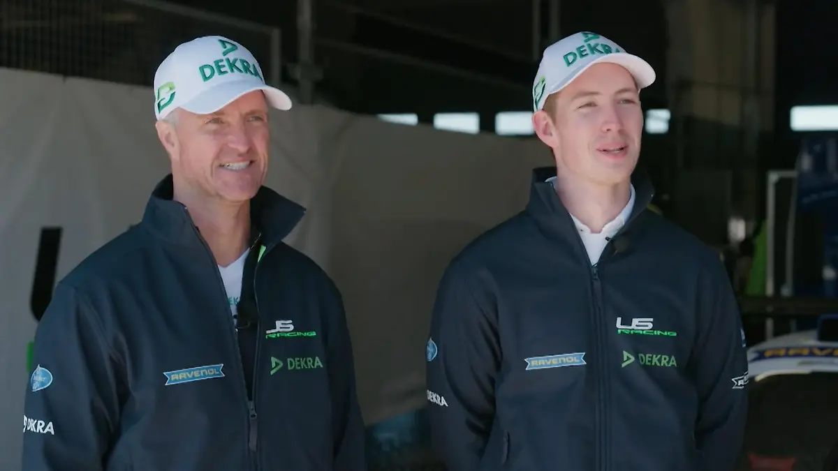 Ralf Schumacher steht mit seinem Sohn David in einer Garage in der Boxengasse des Nürburgrings