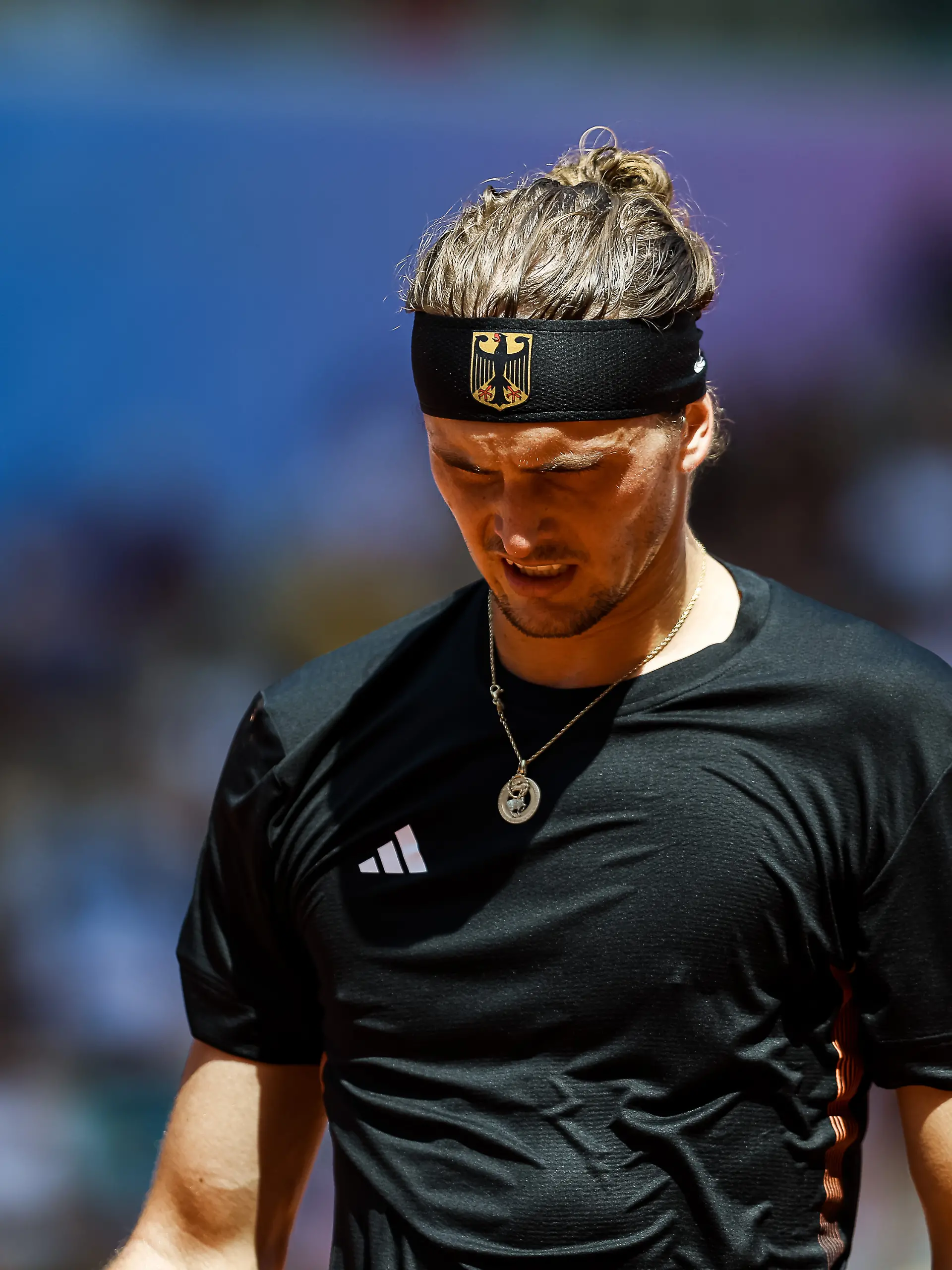 Alexander Zverev will wegen der Hitze in Paris am liebsten nicht mehr im schwarzen Outfit spielen.