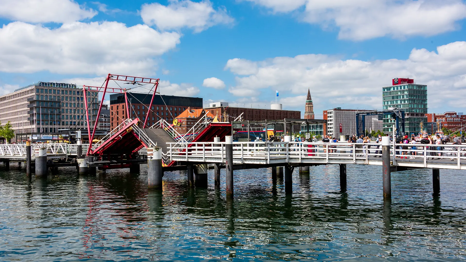 Klappbrücke im Kieler Hafen.