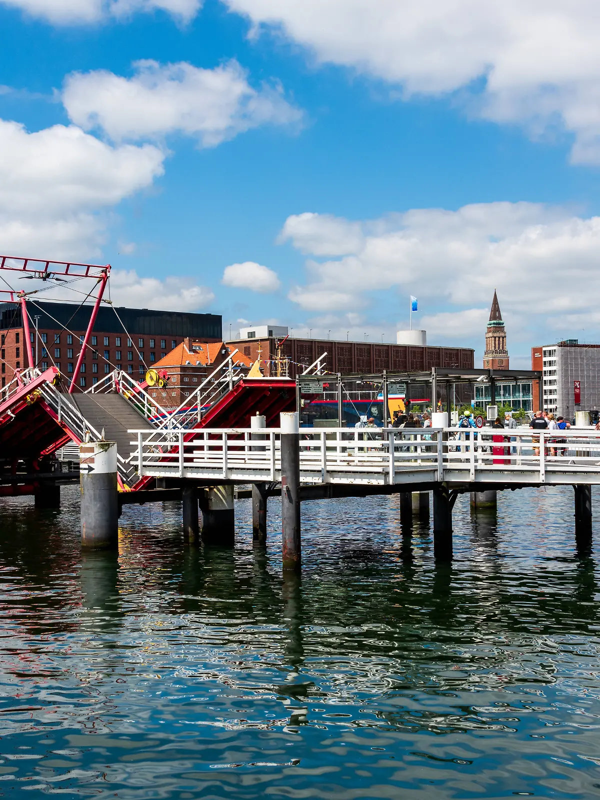 Klappbrücke im Kieler Hafen. 