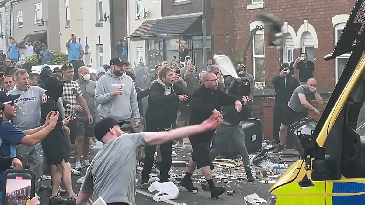 Southport incident. Trouble flares during a protest in Southport, after three children died and eight were injured in a „ferocious” knife attack during a Taylor Swift event at a dance school on Monday. A 17-year-old male from Banks, Lancashire, has been arrested on suspicion of murder and attempted murder over the incident. Picture date: Wednesday July 31, 2024. See PA story POLICE Southport. Photo credit should read: Richard McCarthy/PA Wire URN:77004996