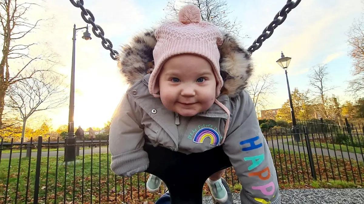SONDERKONDITIONEN: Satzpreis!
Winnie Impey.  Parents of a tiny tot suffering from a cancer could be forced to re-mortgage their home as they must raise £500,000 for treatment in Singapore after finding it?s not covered by the NHS.   See SWNS story SWMDcancer.  Winnie Impey, one, was diagnosed with Leukemia last year at 11 months old after her parents noticed her becoming unwell.  Mum Lucy, 35, first noticed that poor Winnie?s tooth was growing at a weird angle and her jaw was swollen before taking her to hospital in Nottingham. After her shock diagnosis, Winnie was put through chemotherapy first and then immunotherapy before eventually relapsing into a rare form of Leukemia. Her parents Luke and Lucy are now faced with the daunting challenge of raising £500,000 to cover private treatment in Singapore.  / action press