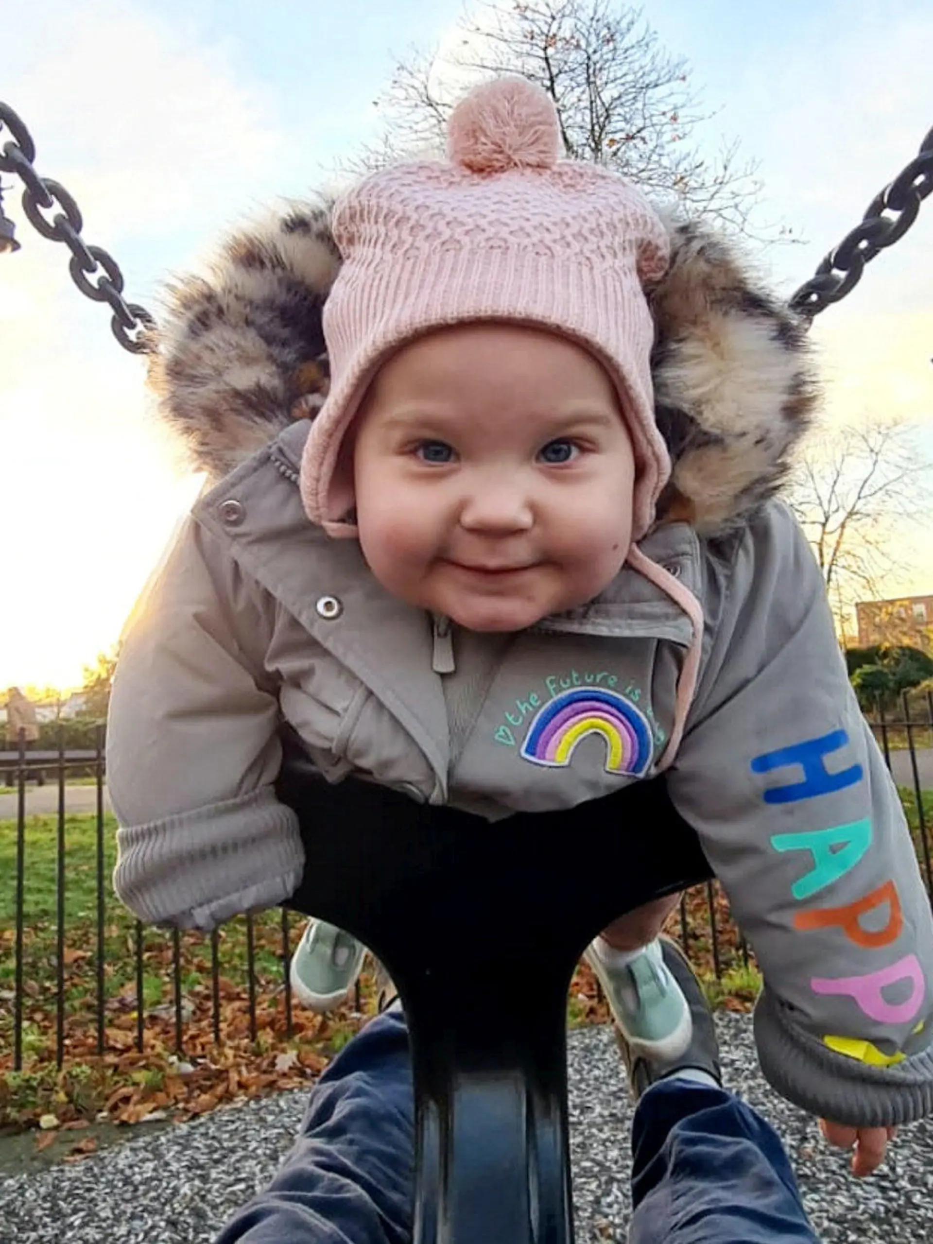 SONDERKONDITIONEN: Satzpreis!
Winnie Impey.  Parents of a tiny tot suffering from a cancer could be forced to re-mortgage their home as they must raise £500,000 for treatment in Singapore after finding it?s not covered by the NHS.   See SWNS story SWMDcancer.  Winnie Impey, one, was diagnosed with Leukemia last year at 11 months old after her parents noticed her becoming unwell.  Mum Lucy, 35, first noticed that poor Winnie?s tooth was growing at a weird angle and her jaw was swollen before taking her to hospital in Nottingham. After her shock diagnosis, Winnie was put through chemotherapy first and then immunotherapy before eventually relapsing into a rare form of Leukemia. Her parents Luke and Lucy are now faced with the daunting challenge of raising £500,000 to cover private treatment in Singapore.  / action press