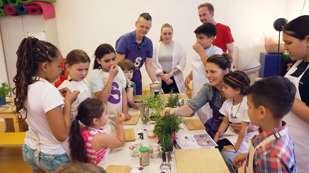 Sarah Wiener: Kochkurse für benachteiligte Kinder Kinder in die Küche holen