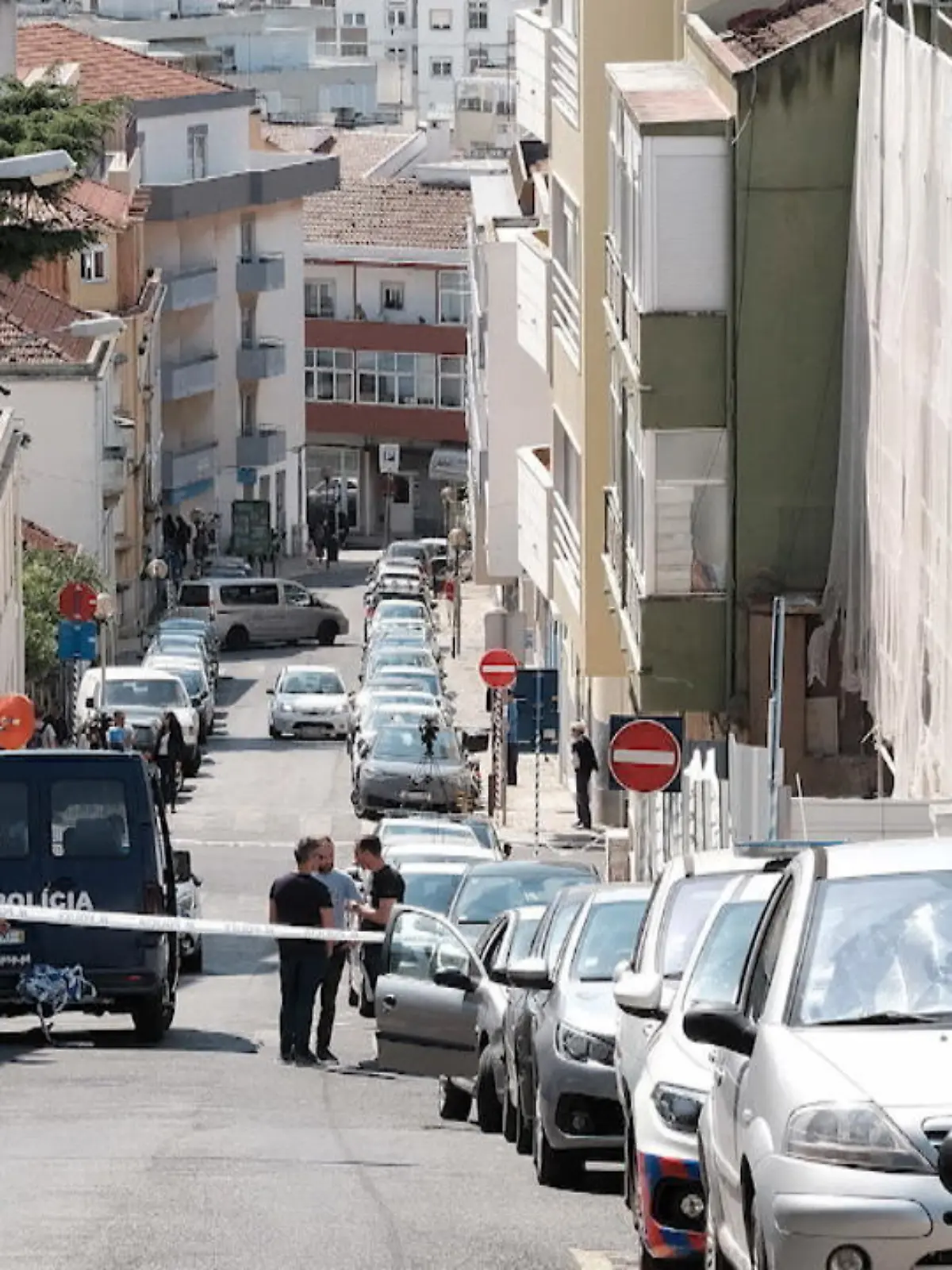 In der portugiesischen Stadt Algés tötete die Polizei am Donnerstag einen mutmaßlichen deutschen Geiselnehmer. Der Mann soll zuvor mit zwei Messern in ein Haus eingebrochen sein und eine Person attackiert haben. Die Hintergründe sind unklar.