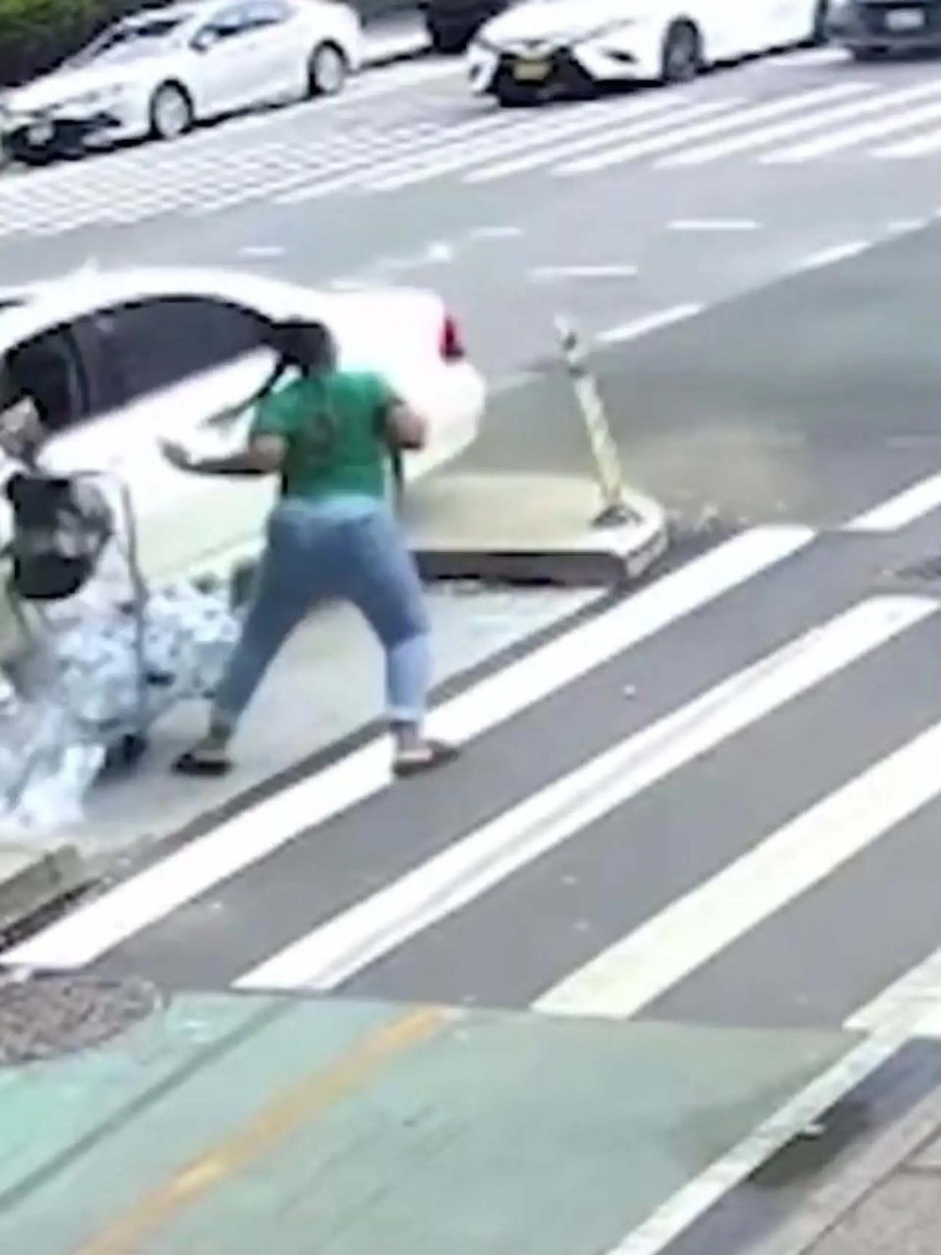 Ein Fahrer verliert in New York City die Kontrolle über sein Fahrzeug. Dabei überfährt er fast eine Passantin. Als er in ein stehendes Auto kracht kommt ein Mann ums Leben. Wie gefasst die Nachbarschaft ist, seht ihr im Video!