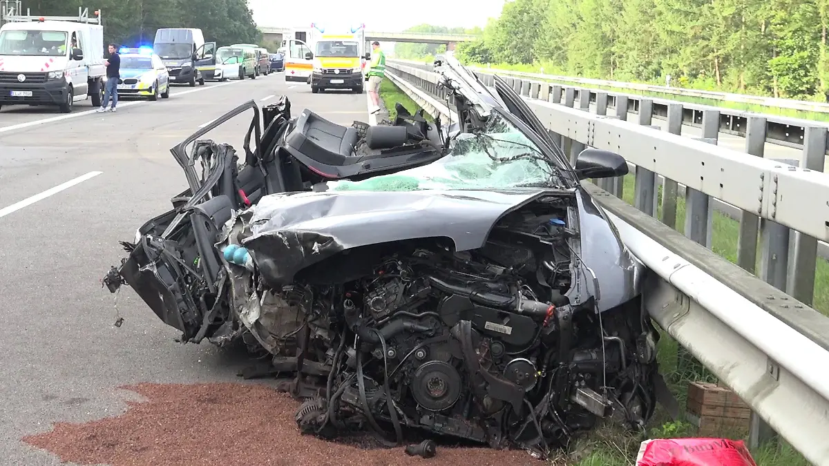 Aus diesem Wrack wird die 26-Jährige geborgen.