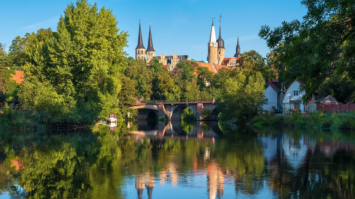 Merseburger Dom und Schloss Merseburg spiegeln sich im Fluss Saale, Sachsen-Anhalt.
