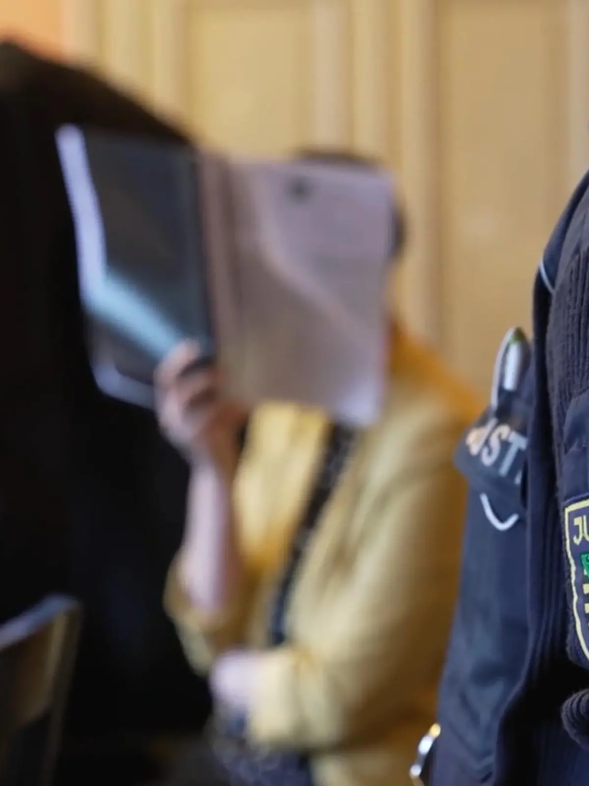 Eine 32-jährige Altenpflegerin aus Zwickau soll im September 2021 ihre Großmutter ermordet haben.