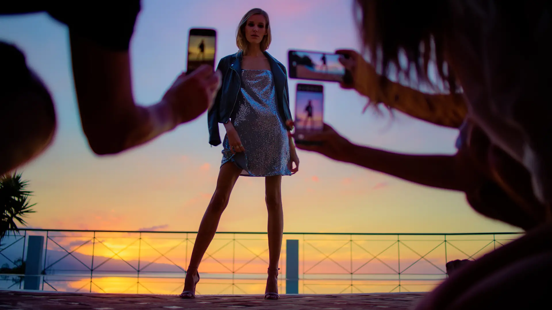 Mit Pailetten- und Glitzer-Kleidern liegen wir in diesem Sommer voll im Trend!