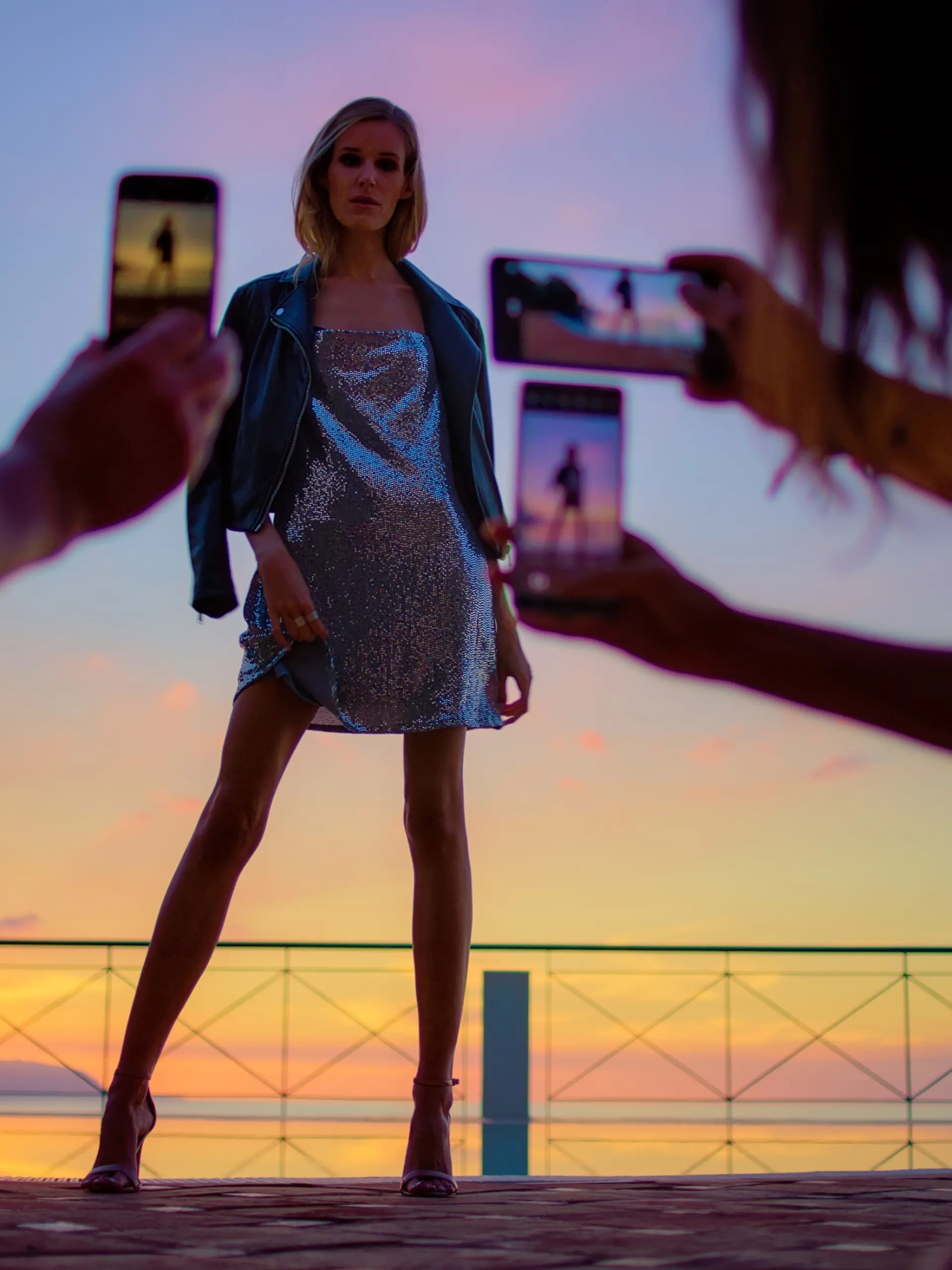 Mit Pailetten- und Glitzer-Kleidern liegen wir in diesem Sommer voll im Trend!