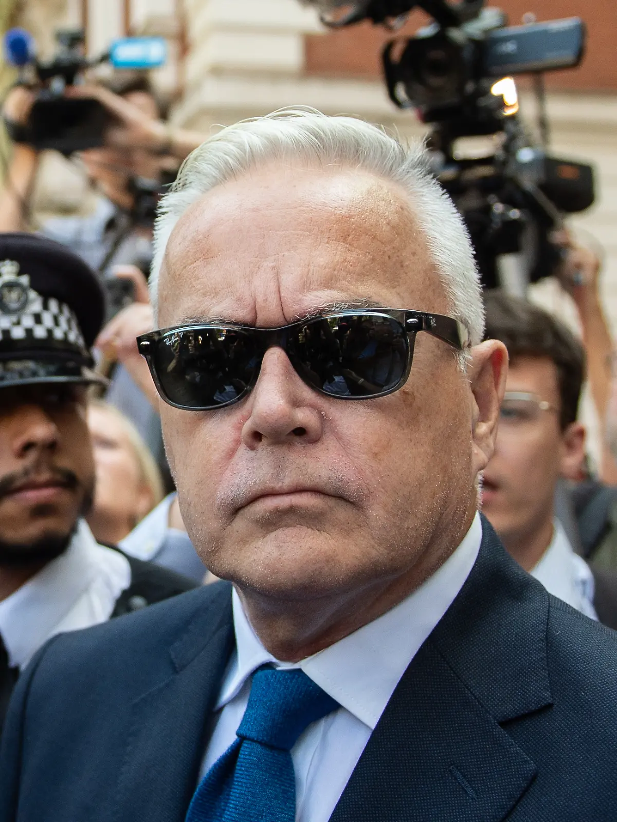 Kaum ein Fernsehmann ist den Briten so bekannt wie Huw Edwards. Fotos bringen ihn jetzt vor Gericht.