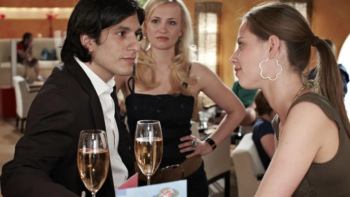 Um Isabelle (Ania Niedieck, hi.) seine Unabhängigkeit zu demonstrieren, geht Maximilian (Francisco Medina) bewusst auf Melanies (Anna-Katharina Fecher) Flirtversuche ein.