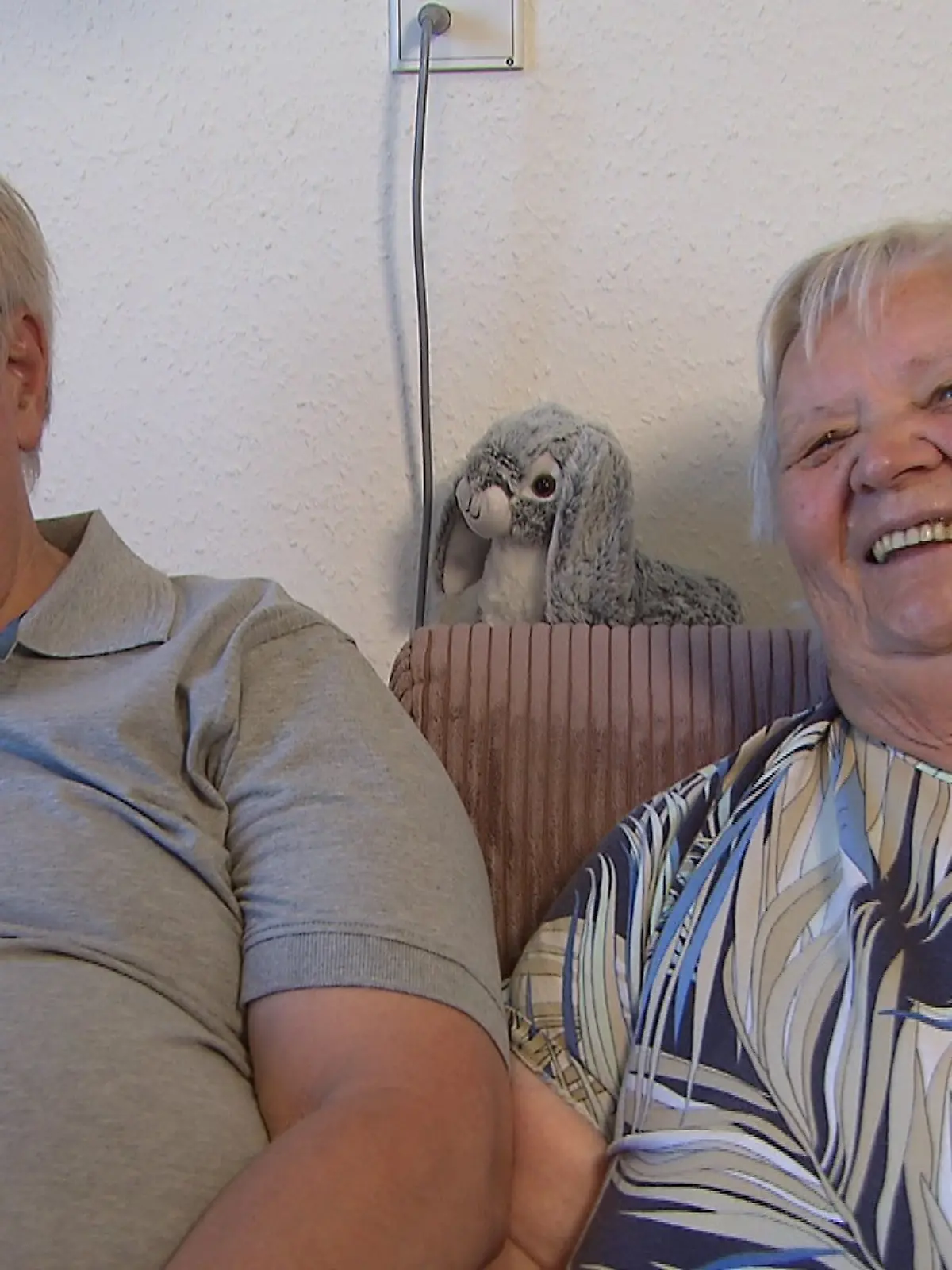 Der 73-jährige Hans Jürgen und die 82-jährige Gisela waren in ihrem Leben beide bereits verheiratet und sind verwitwet.