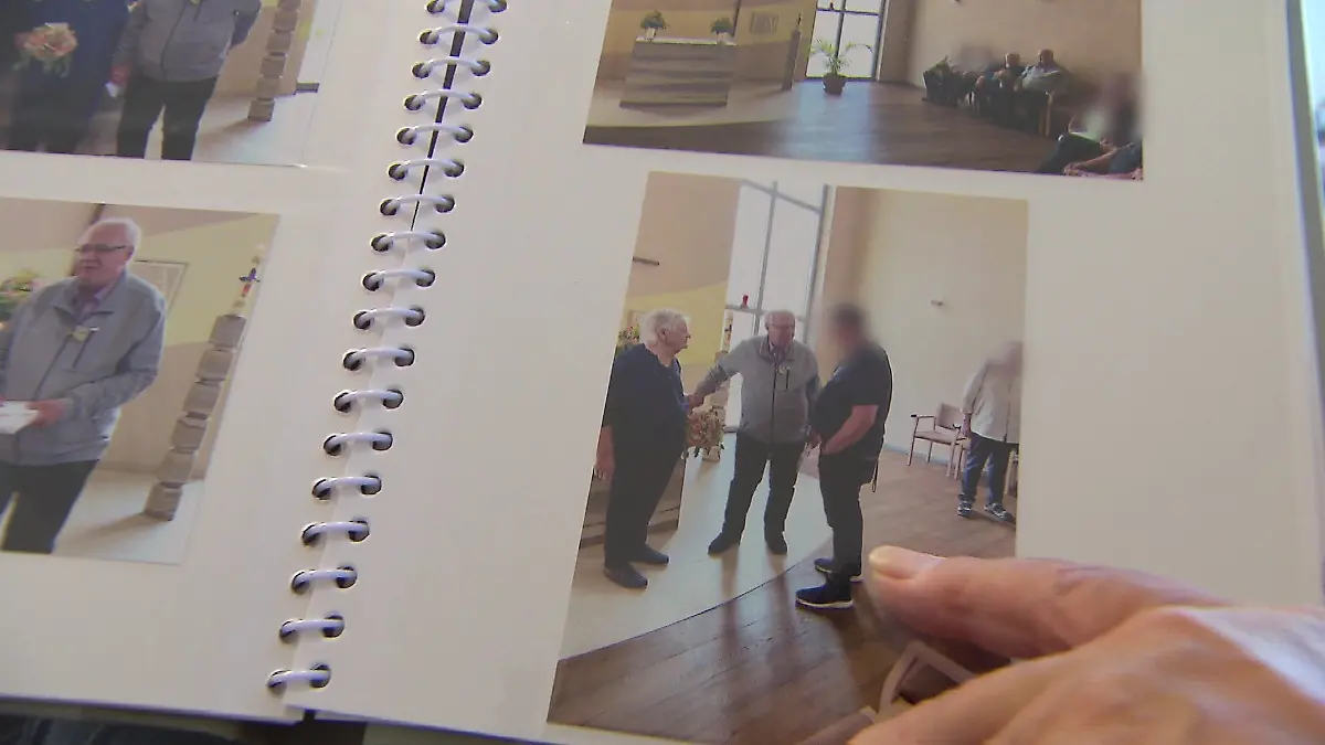 Das Paar heiratet erst standesamtlich, dann treten Gisela und Hans-Jürgen auch in der Kirche vor den Altar.