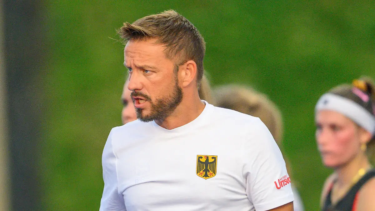 Hockey-Bundestrainer Valentin Altenburg am Spielfeldrand