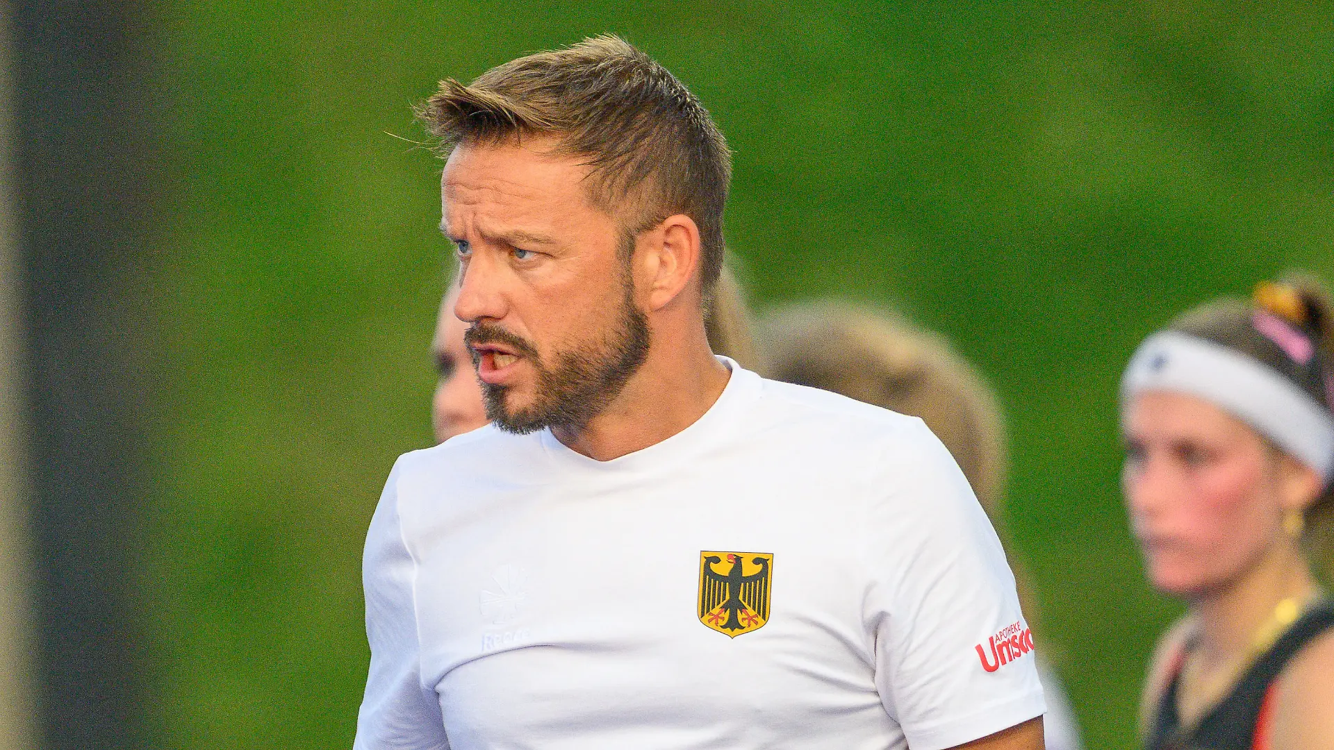 Hockey-Bundestrainer Valentin Altenburg am Spielfeldrand
