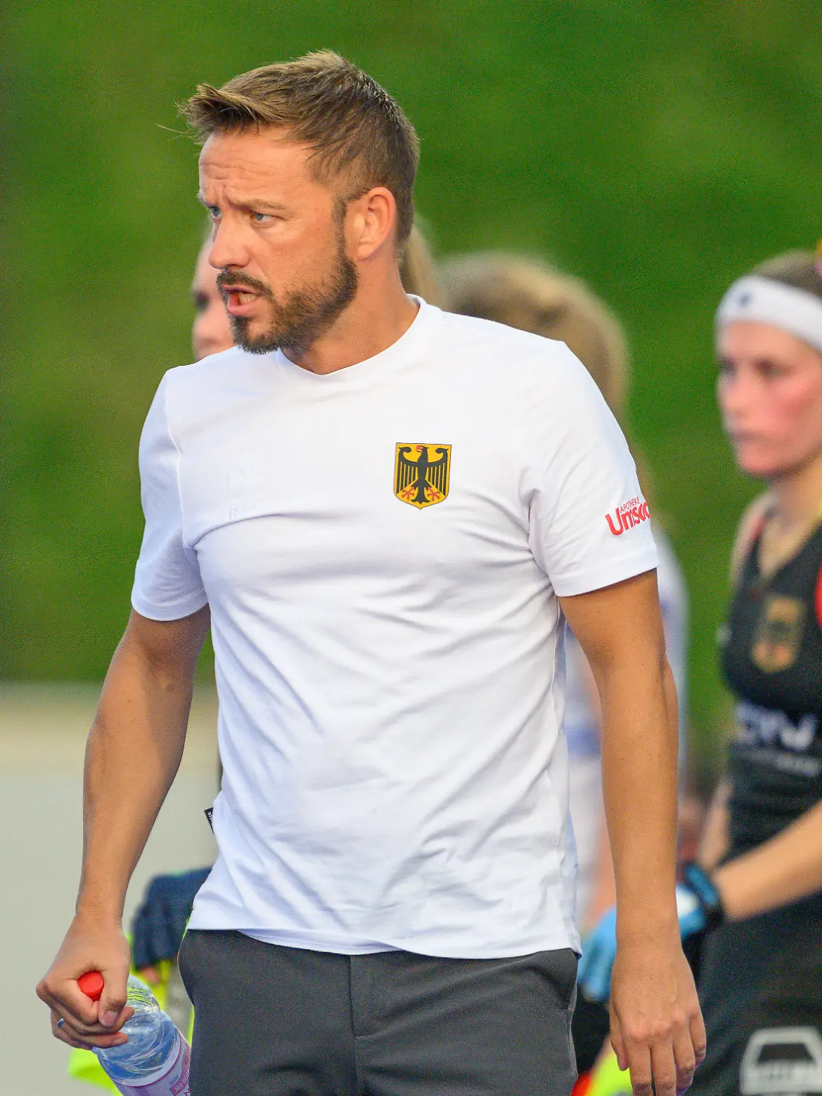 Hockey-Bundestrainer Valentin Altenburg am Spielfeldrand