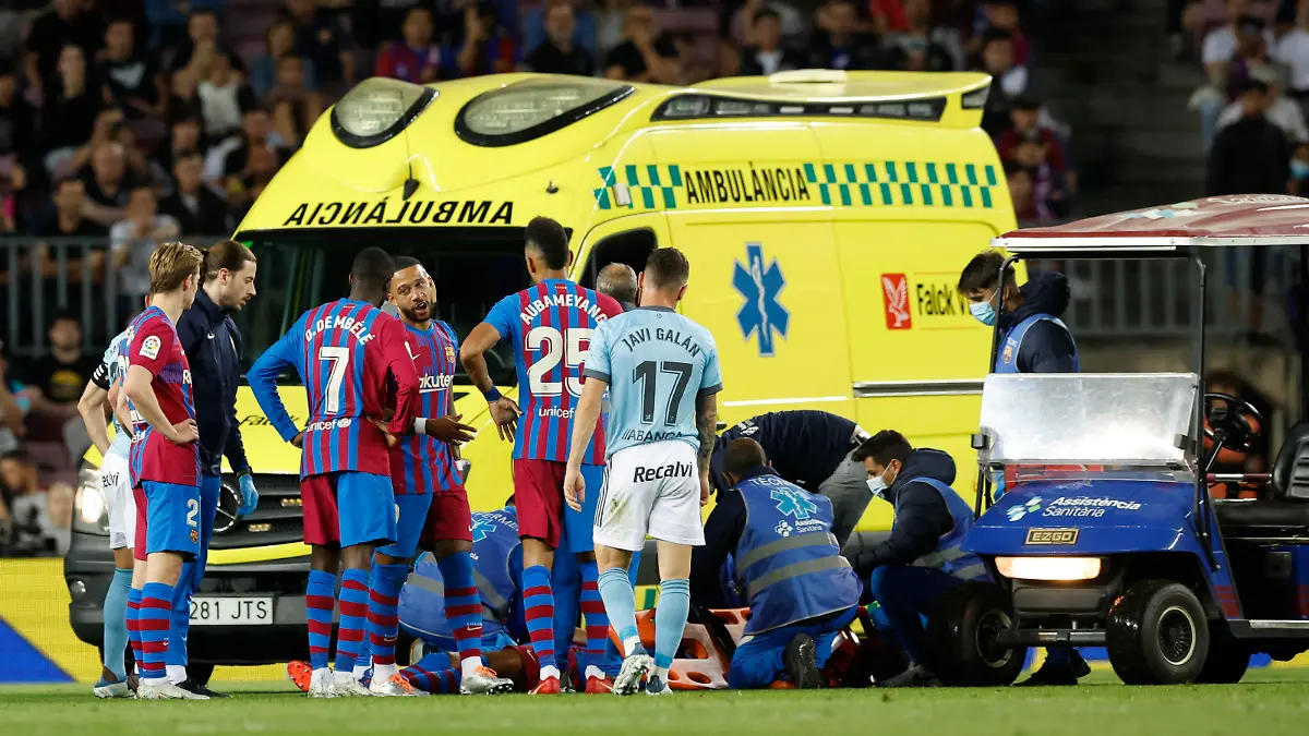 Soccer Football - LaLiga - FC Barcelona v Celta Vigo - Camp Nou, Barcelona, Spain - May 10, 2022 FC Barcelona's Ronald Araujo receives medical attention after sustaining an injury REUTERS/Albert Gea