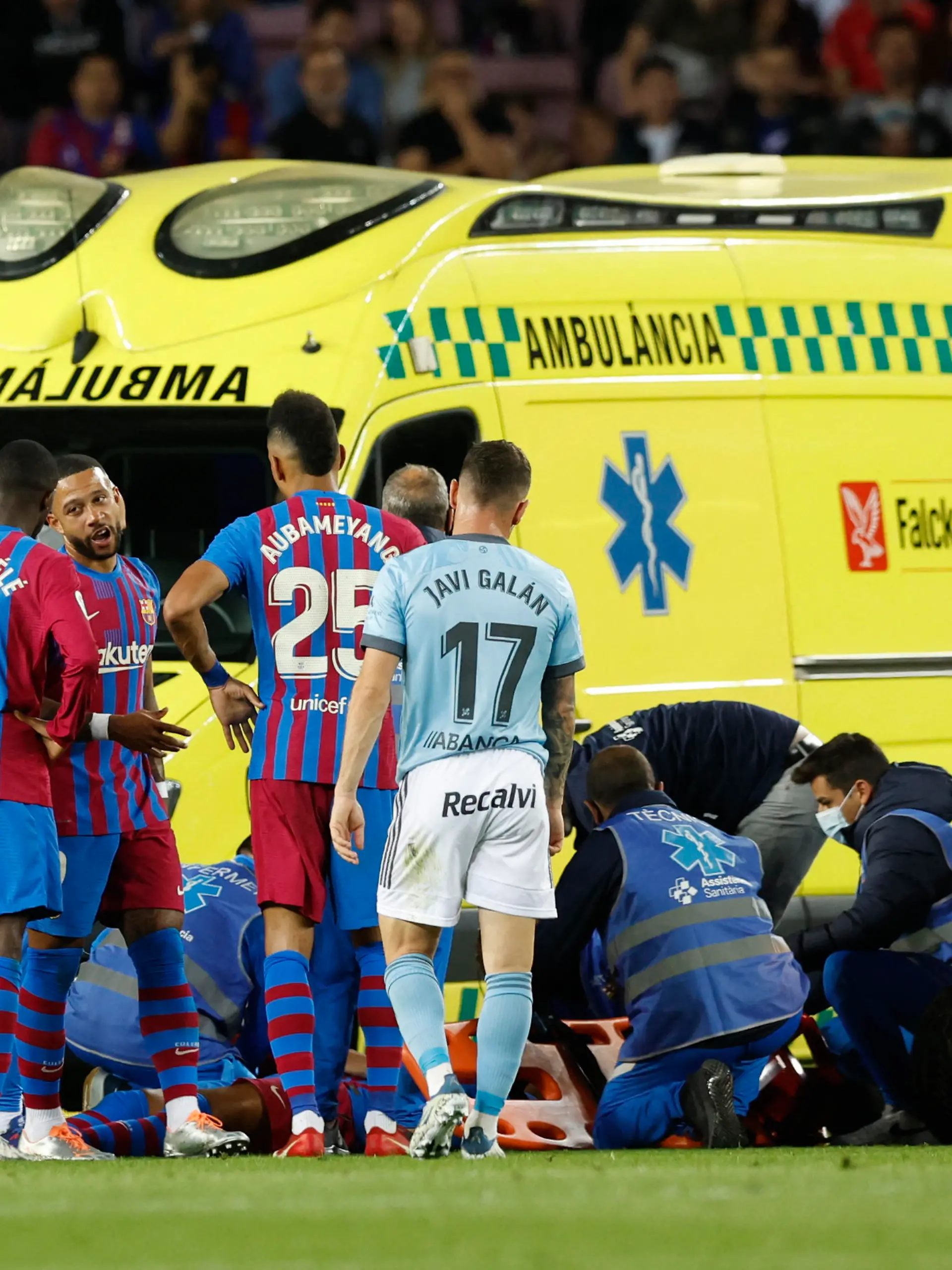 Soccer Football - LaLiga - FC Barcelona v Celta Vigo - Camp Nou, Barcelona, Spain - May 10, 2022 FC Barcelona's Ronald Araujo receives medical attention after sustaining an injury REUTERS/Albert Gea