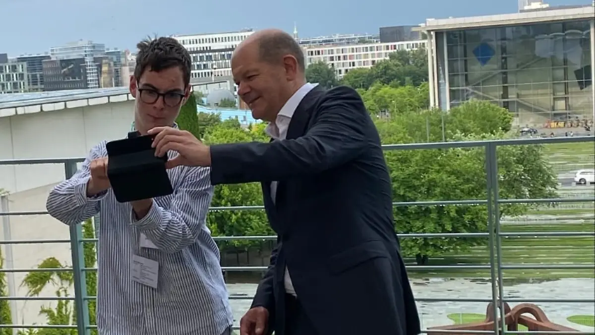 Für sein Engagement in der Schülerzeitung bekommt Aleks Lob von höchster Stelle: Er trifft Bundeskanzler Olaf Scholz. Hier ahnt noch niemand, was kurz darauf passieren wird.