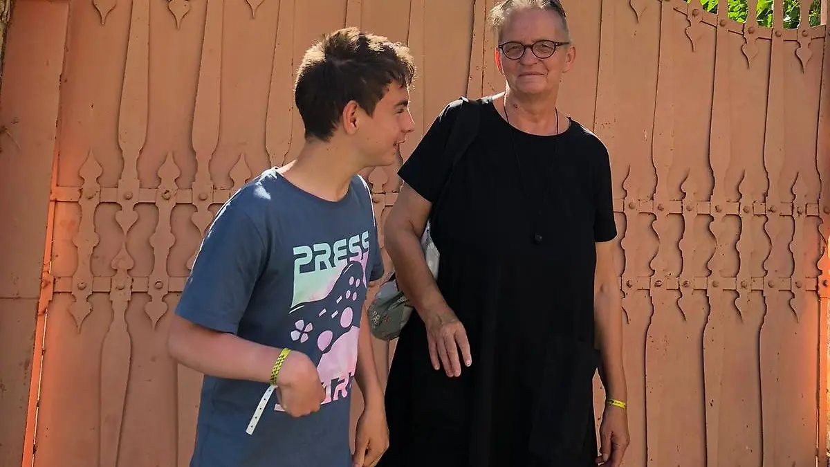 Aleks mit seiner Pflege-Mama Elisabeth