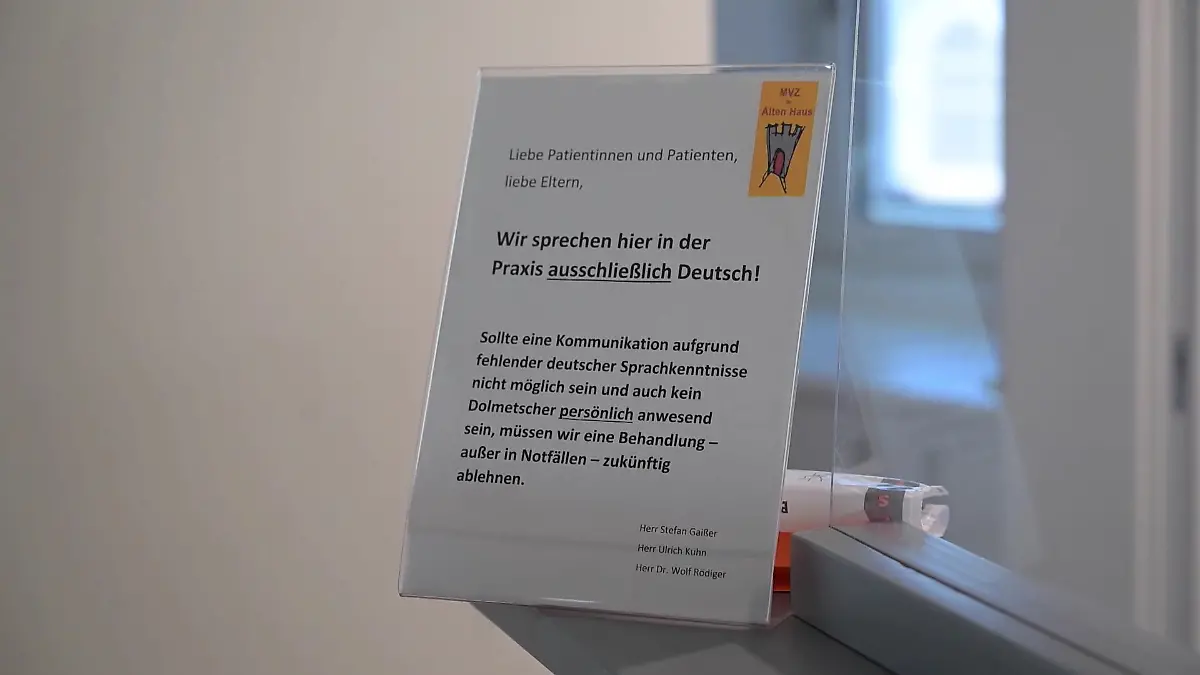 Dieses Hinweisschild in einer Praxis in Kirchheim sorgt für jede Menge Diskussion.