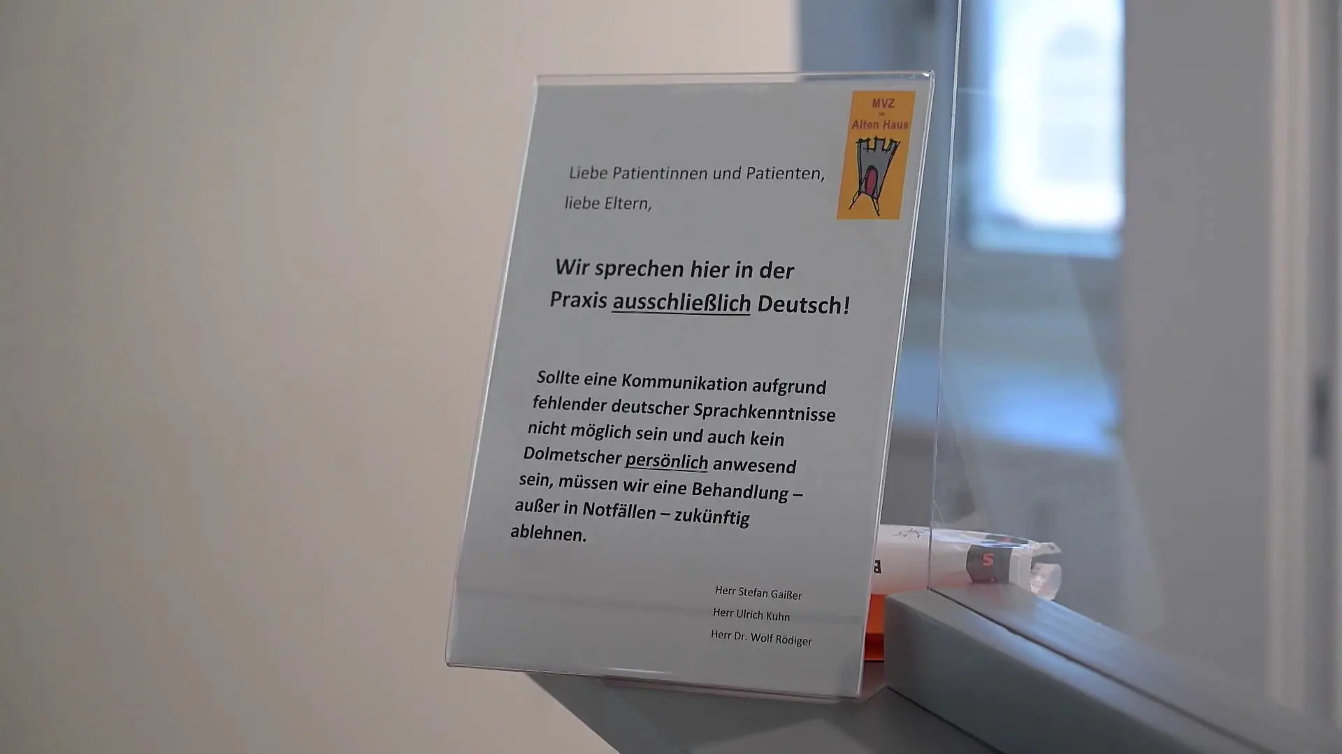 Dieses Hinweisschild in einer Praxis in Kirchheim sorgt für jede Menge Diskussion.