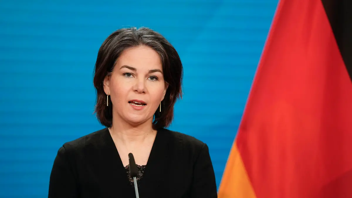 ARCHIV - 24.02.2022, Berlin: Annalena Baerbock (Bündnis 90/Die Grünen), Außenministerin, spricht nach einer Sitzung des Krisenstabs der Bundesregierung im Außenministerium, nachdem russische Truppen den erwarteten Angriff auf die Ukraine gestartet hatten. Nach wochenlanger Verstimmung zwischen Deutschland und der Ukraine soll Außenministerin Annalena Baerbock in Kürze nach Kiew reisen. Das kündigte Bundeskanzler Scholz an. Foto: Markus Schreiber/POOL AP/dpa +++ dpa-Bildfunk +++