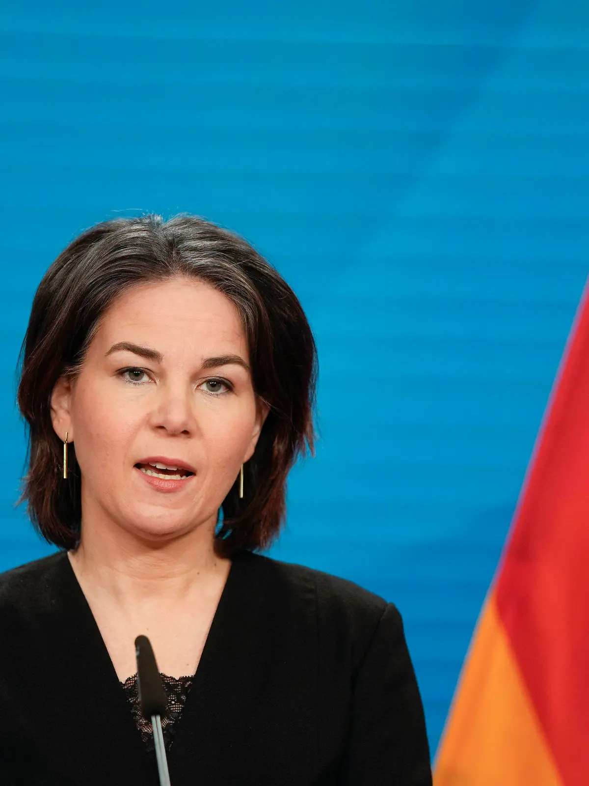 ARCHIV - 24.02.2022, Berlin: Annalena Baerbock (Bündnis 90/Die Grünen), Außenministerin, spricht nach einer Sitzung des Krisenstabs der Bundesregierung im Außenministerium, nachdem russische Truppen den erwarteten Angriff auf die Ukraine gestartet hatten. Nach wochenlanger Verstimmung zwischen Deutschland und der Ukraine soll Außenministerin Annalena Baerbock in Kürze nach Kiew reisen. Das kündigte Bundeskanzler Scholz an. Foto: Markus Schreiber/POOL AP/dpa +++ dpa-Bildfunk +++