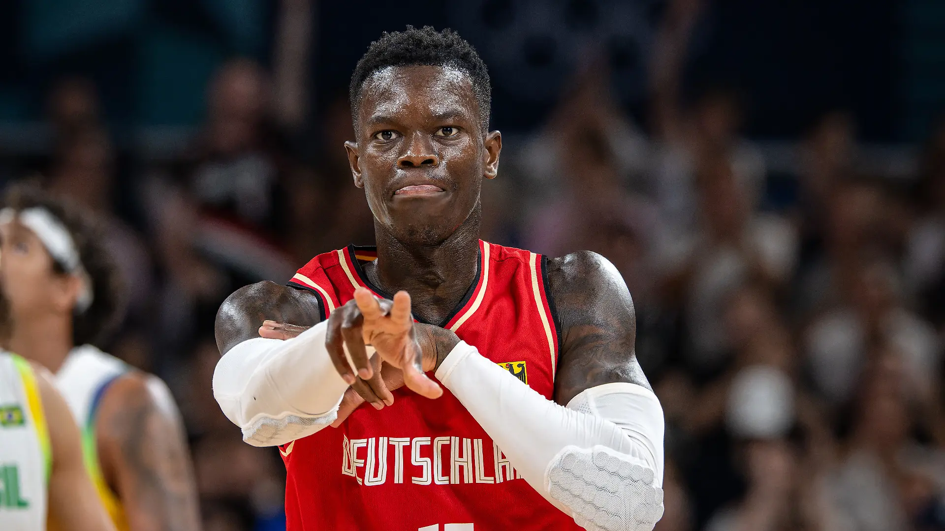 Der deutsche Basketball-Nationalspieler Dennis Schröder jubelt in der olympischen Vorrundenpartie gegen Brasilien.