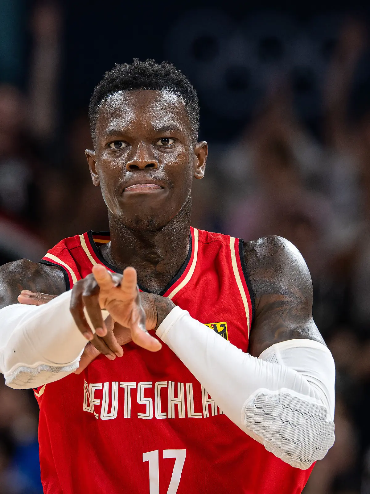 Der deutsche Basketball-Nationalspieler Dennis Schröder jubelt in der olympischen Vorrundenpartie gegen Brasilien.