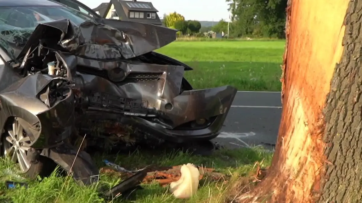Aus ungeklärten Gründe kommt der Wagen von der Straße ab. 