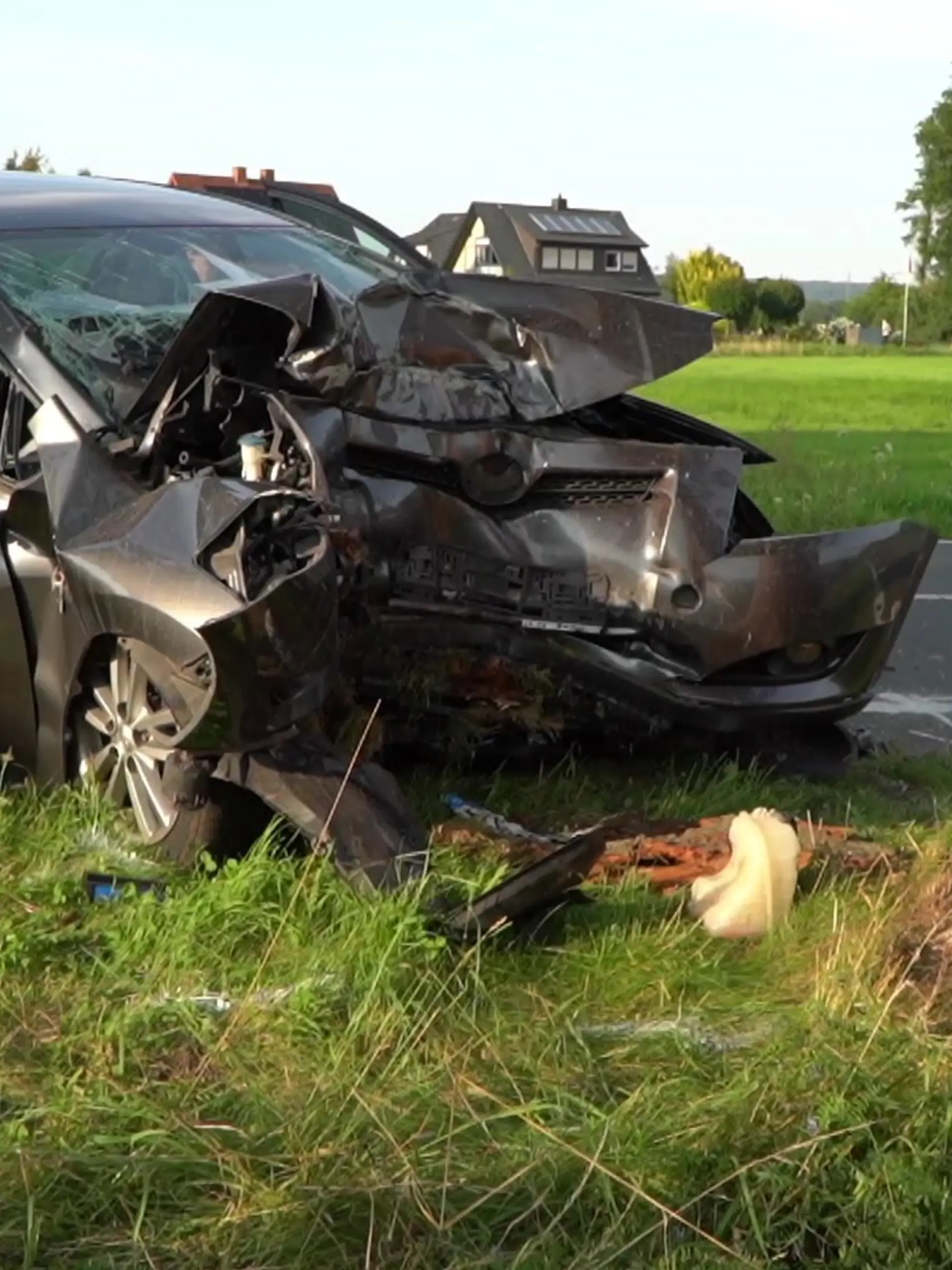 Aus ungeklärten Gründe kommt der Wagen von der Straße ab. 