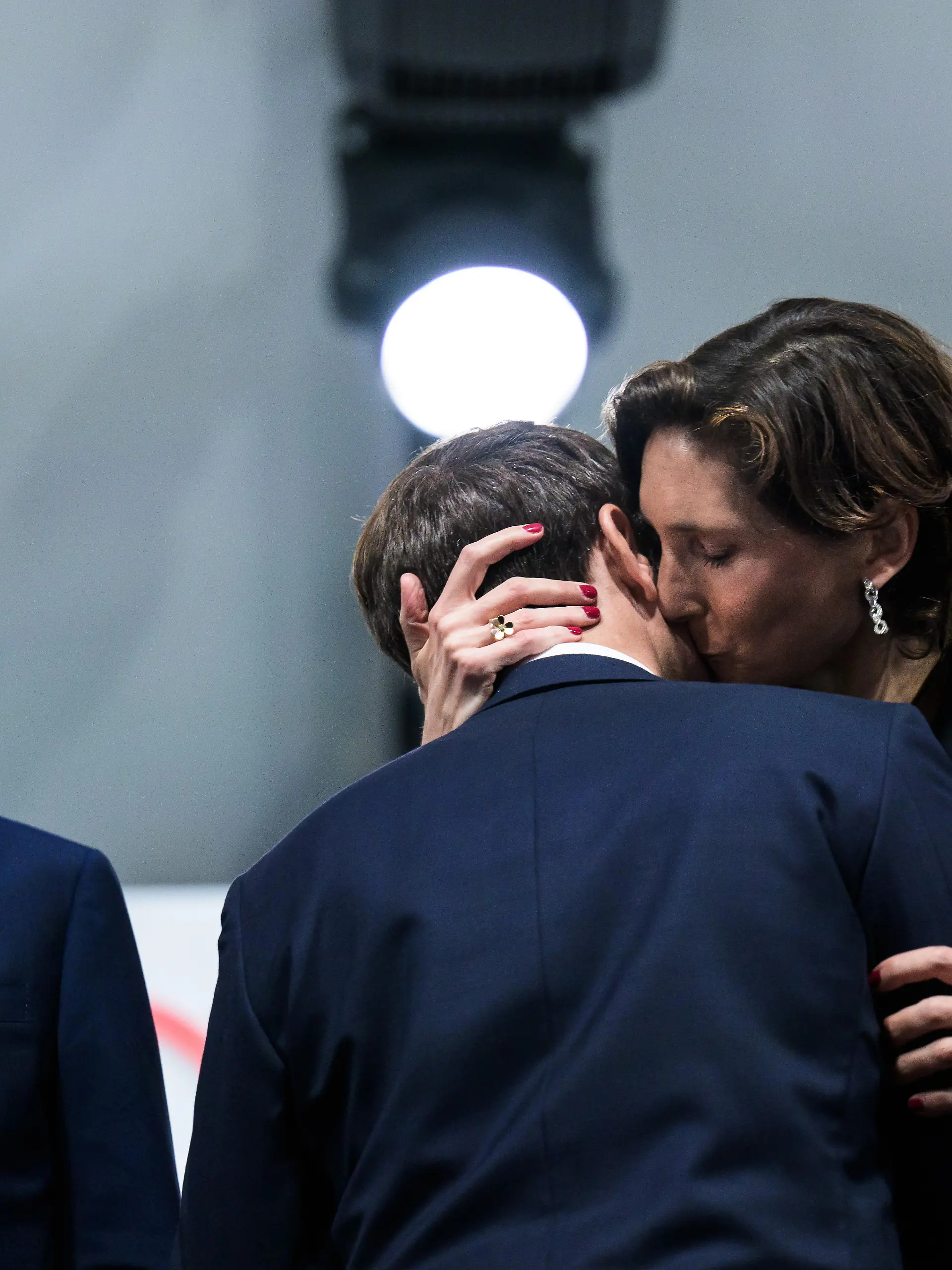 Bild zu: "Kuss zwischen Präsident Macron und seiner Ministerin wirft Fragen auf"