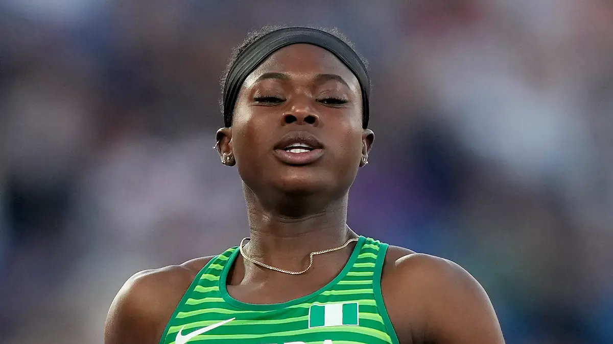 Favour Ofili aus Nigeria gewinnt ihr 200-Meter-Halbfinale der Frauen während des Leichtathletik-Wettbewerbs im Alexander-Stadion bei den Commonwealth Games in Birmingham, England, Freitag, 5. August 2022. (AP Photo/Manish Swarup)