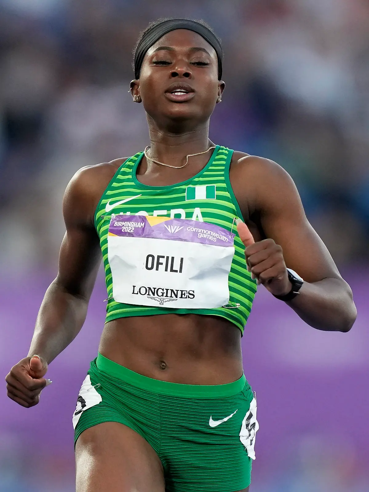 Favour Ofili aus Nigeria gewinnt ihr 200-Meter-Halbfinale der Frauen während des Leichtathletik-Wettbewerbs im Alexander-Stadion bei den Commonwealth Games in Birmingham, England, Freitag, 5. August 2022. (AP Photo/Manish Swarup)